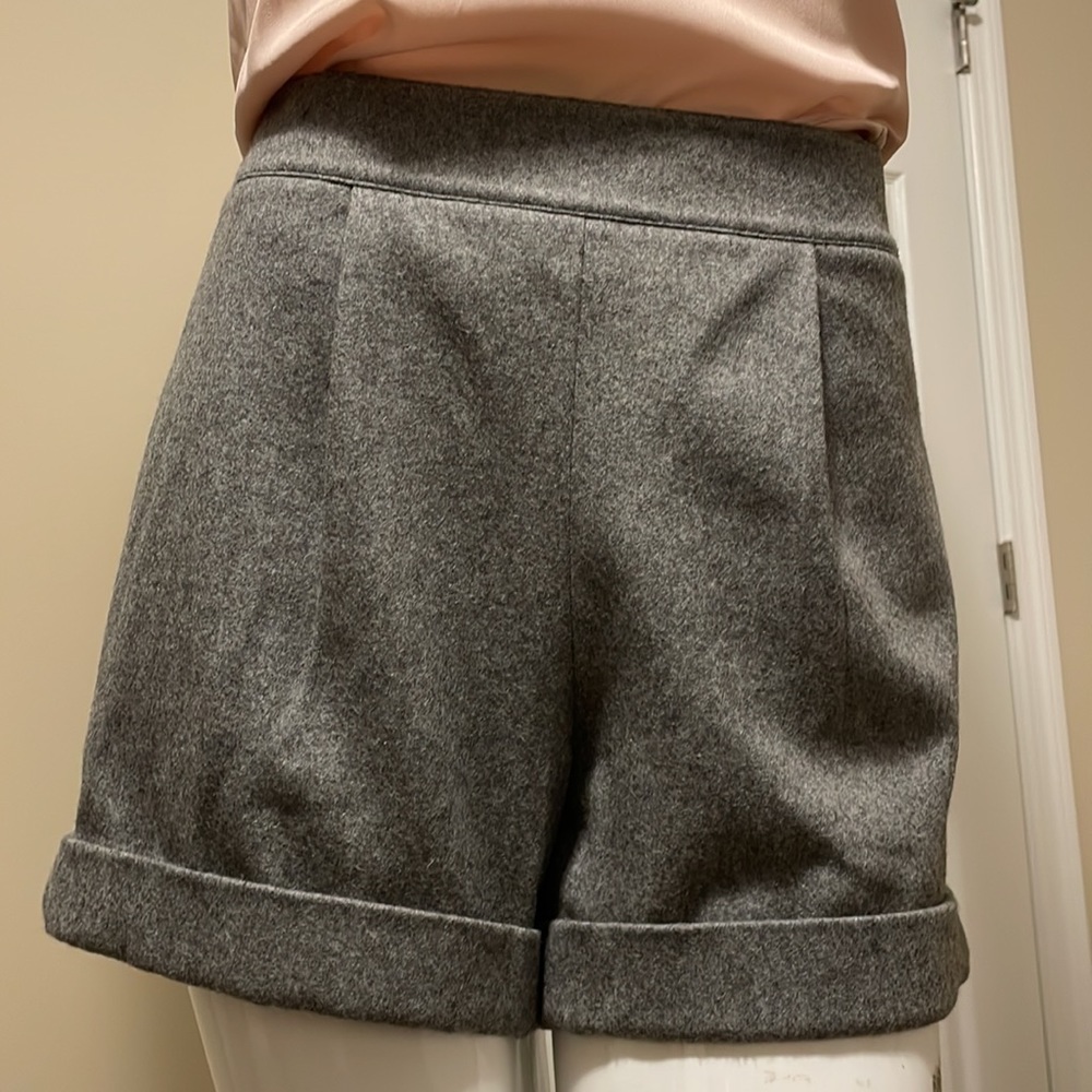 ALICE + OLIVIA GRAY FLANNEL WOOL  SHORTS BACK EXPOSED ZIPPER NWOT NEVER WORN - Picture 3 of 12